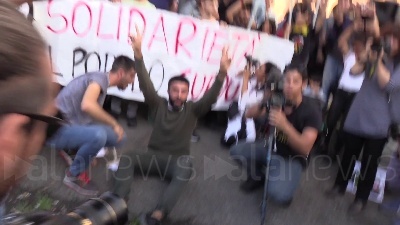 Scene from Curdi, manifestanti mettono in scena la lotta contro Isis: falò dei simboli del Daesh