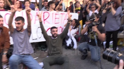 Scene from Curdi, manifestanti mettono in scena la lotta contro Isis: falò dei simboli del Daesh