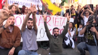 Scene from Curdi, manifestanti mettono in scena la lotta contro Isis: falò dei simboli del Daesh