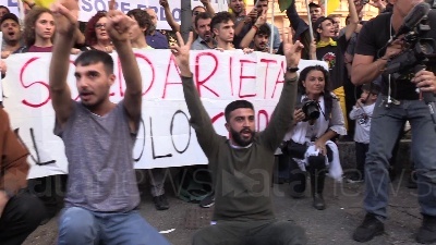 Scene from Curdi, manifestanti mettono in scena la lotta contro Isis: falò dei simboli del Daesh