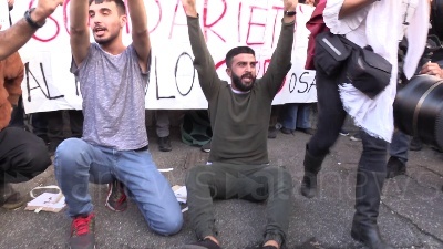 Scene from Curdi, manifestanti mettono in scena la lotta contro Isis: falò dei simboli del Daesh