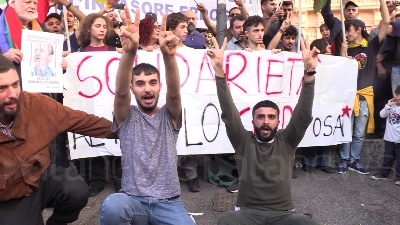 Scene from Curdi, manifestanti mettono in scena la lotta contro Isis: falò dei simboli del Daesh