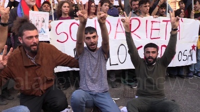Scene from Curdi, manifestanti mettono in scena la lotta contro Isis: falò dei simboli del Daesh