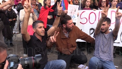 Scene from Curdi, manifestanti mettono in scena la lotta contro Isis: falò dei simboli del Daesh