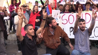 Scene from Curdi, manifestanti mettono in scena la lotta contro Isis: falò dei simboli del Daesh