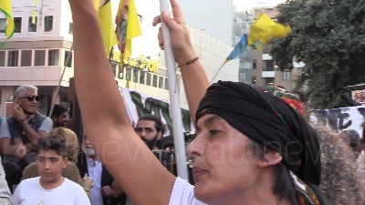 Scene from Curdi, manifestanti mettono in scena la lotta contro Isis: falò dei simboli del Daesh