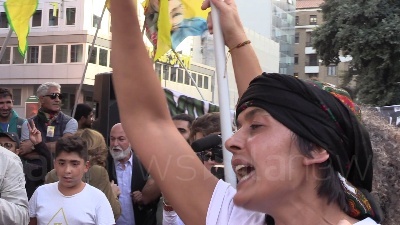 Scene from Curdi, manifestanti mettono in scena la lotta contro Isis: falò dei simboli del Daesh