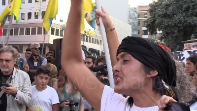 Scene from Curdi, manifestanti mettono in scena la lotta contro Isis: falò dei simboli del Daesh