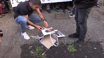 Scene from Curdi, manifestanti mettono in scena la lotta contro Isis: falò dei simboli del Daesh