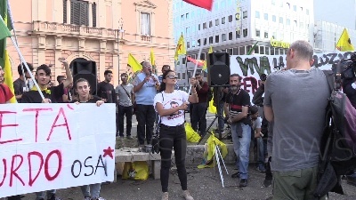 Scene from Curdi, manifestanti mettono in scena la lotta contro Isis: falò dei simboli del Daesh