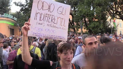 Scene from Curdi, manifestanti mettono in scena la lotta contro Isis: falò dei simboli del Daesh