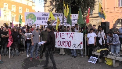 Scene from Curdi, manifestanti mettono in scena la lotta contro Isis: falò dei simboli del Daesh