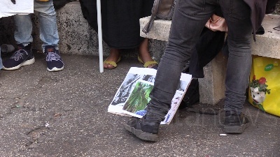 Scene from Curdi, manifestanti mettono in scena la lotta contro Isis: falò dei simboli del Daesh