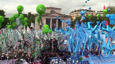 Scene from Milano, manifestazione sindacati. Landini: "Governo cambi linea"