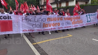 Scene from Milano, manifestazione sindacati. Landini: "Governo cambi linea"
