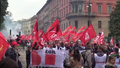 Scene from Milano, manifestazione sindacati. Landini: "Governo cambi linea"
