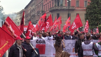 Scene from Milano, manifestazione sindacati. Landini: "Governo cambi linea"