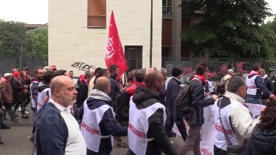 Scene from Milano, manifestazione sindacati. Landini: "Governo cambi linea"