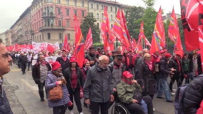 Scene from Milano, manifestazione sindacati. Landini: "Governo cambi linea"