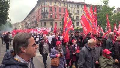 Scene from Milano, manifestazione sindacati. Landini: "Governo cambi linea"