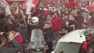 Scene from Maxi assembramento tra i tifosi di Milan e Inter per il derby di Milano