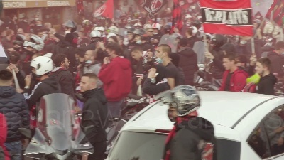Scene from Maxi assembramento tra i tifosi di Milan e Inter per il derby di Milano