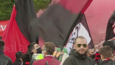 Scene from Maxi assembramento tra i tifosi di Milan e Inter per il derby di Milano