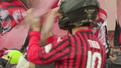 Scene from Maxi assembramento tra i tifosi di Milan e Inter per il derby di Milano