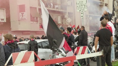 Scene from Maxi assembramento tra i tifosi di Milan e Inter per il derby di Milano