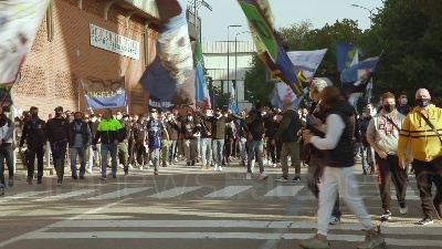 Scene from Maxi assembramento tra i tifosi di Milan e Inter per il derby di Milano