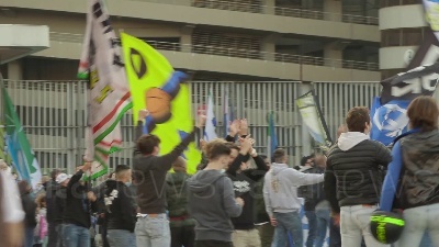 Scene from Maxi assembramento tra i tifosi di Milan e Inter per il derby di Milano