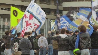Scene from Maxi assembramento tra i tifosi di Milan e Inter per il derby di Milano
