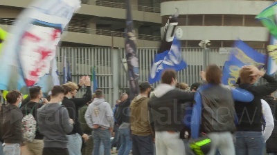 Scene from Maxi assembramento tra i tifosi di Milan e Inter per il derby di Milano