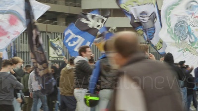 Scene from Maxi assembramento tra i tifosi di Milan e Inter per il derby di Milano