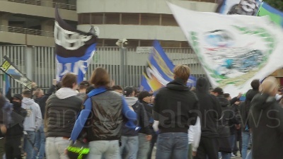 Scene from Maxi assembramento tra i tifosi di Milan e Inter per il derby di Milano