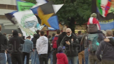 Scene from Maxi assembramento tra i tifosi di Milan e Inter per il derby di Milano