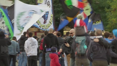 Scene from Maxi assembramento tra i tifosi di Milan e Inter per il derby di Milano