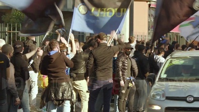 Scene from Maxi assembramento tra i tifosi di Milan e Inter per il derby di Milano