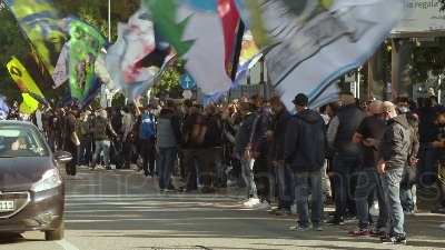 Scene from Maxi assembramento tra i tifosi di Milan e Inter per il derby di Milano