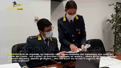 Scene from Falsa invalida da 38 anni, in una chiamata intercettata diceva: "Le pillole le buttavo"