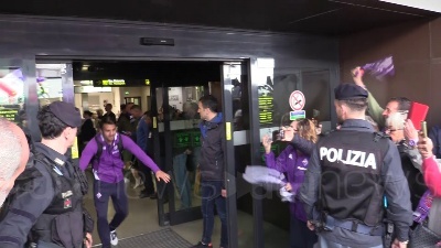 Scene from Conference League, centinaia di tifosi accolgono la Fiorentina di ritorno da Basilea