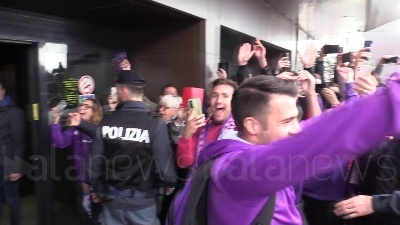 Scene from Conference League, centinaia di tifosi accolgono la Fiorentina di ritorno da Basilea