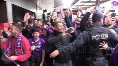 Scene from Conference League, centinaia di tifosi accolgono la Fiorentina di ritorno da Basilea