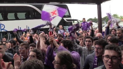 Scene from Conference League, centinaia di tifosi accolgono la Fiorentina di ritorno da Basilea