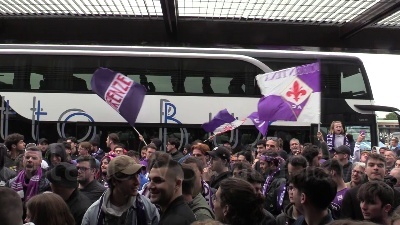 Scene from Conference League, centinaia di tifosi accolgono la Fiorentina di ritorno da Basilea