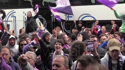 Scene from Conference League, centinaia di tifosi accolgono la Fiorentina di ritorno da Basilea