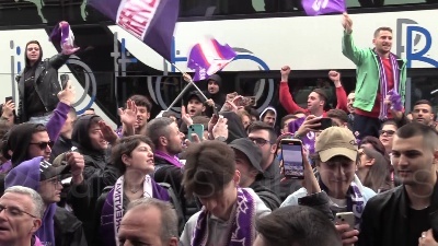 Scene from Conference League, centinaia di tifosi accolgono la Fiorentina di ritorno da Basilea