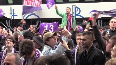 Scene from Conference League, centinaia di tifosi accolgono la Fiorentina di ritorno da Basilea
