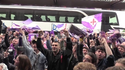 Scene from Conference League, centinaia di tifosi accolgono la Fiorentina di ritorno da Basilea