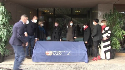 Scene from Violenza donne: "panchina rossa"  in sede giunta Regione Lazio